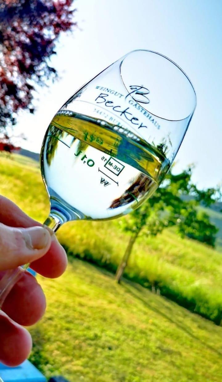 شقة Ferienweingut & Gutsrestaurant Becker Burgen  المظهر الخارجي الصورة